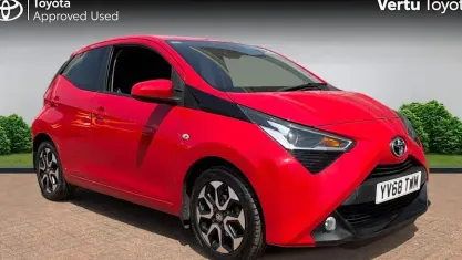 Używany Toyota Aygo X-plore 72 KM (52 kW) 2019 Czerwony Hatchback