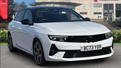 Used Vauxhall Astra Ultimate 131 HP (96 kW) 2024 White Hatchback