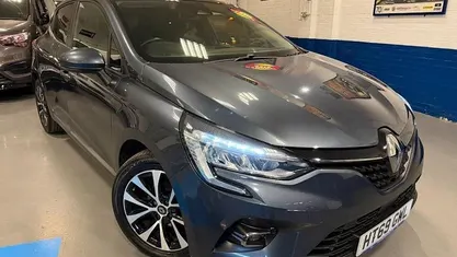 Used Renault Clio V Iconic 101 HP (74 kW) 2020 Hatchback