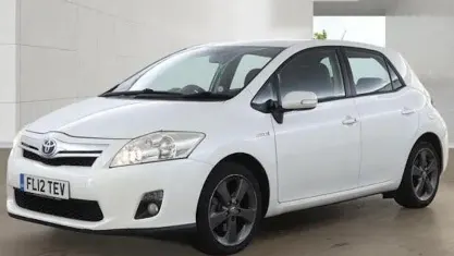 Used Toyota Auris Hybrid 136 HP (100 kW) 2012 White Hatchback