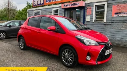 Usado Toyota Yaris 99 HP (72 kW) 2016 Vermelho Citadino