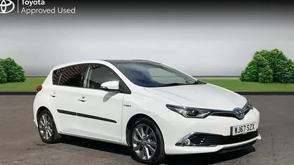 Used Toyota Auris Hybrid 136 HP (100 kW) 2016 White Hatchback