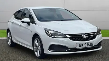 Used Vauxhall Astra SRi 150 HP (110 kW) 2019 White Hatchback
