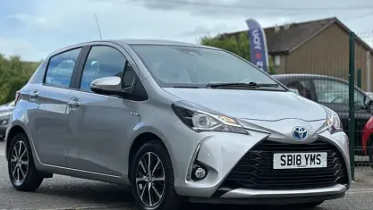 Used Toyota Yaris Hybrid 101 HP (74 kW) 2018 Silver Hatchback