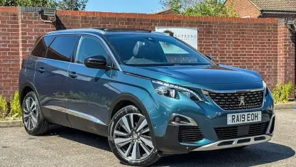 Usado Peugeot 5008 Premium 181 HP (133 kW) 2019 Verde SUV