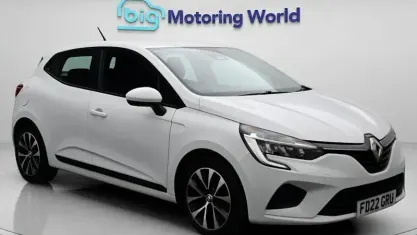 Used Renault Clio V Iconic 90 HP (66 kW) 2022 White Hatchback