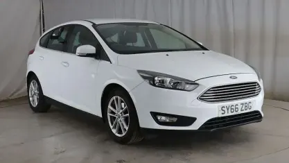 Used Ford Focus Zetec 125 HP (91 kW) 2016 White Hatchback