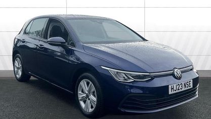 Second-hand VW Golf VIII Life 131 CP (96 kW) 2023 Albastru Hatchback