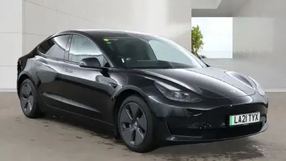 Käytetty Tesla Model 3 Standard Range Plus 180 kW (245 HP) 2021 Musta Sedan
