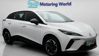 Begagnad MG MG4 EV SE 319 kW (435 HK) 2023 Vit Halvkombi