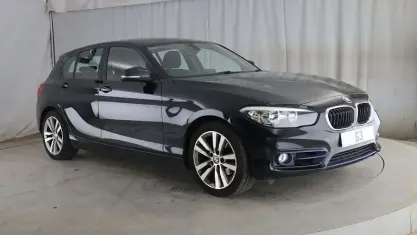 Begagnad BMW 118 Sport Line 136 HK (100 kW) 2018 Svart Halvkombi