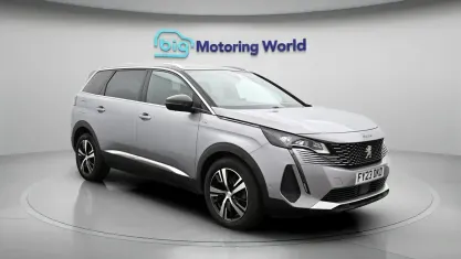 Usado Peugeot 5008 GT 131 HP (96 kW) 2023 Cinzento SUV