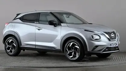 Usado Nissan Juke N-Connecta 114 HP (83 kW) 2023 Prateado SUV