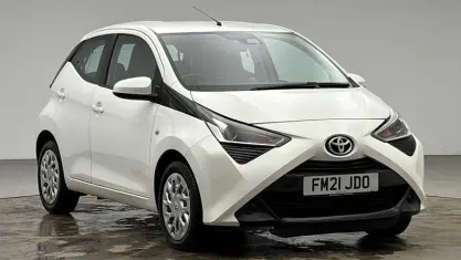 Used Toyota Aygo X-play 72 HP (52 kW) 2021 White Hatchback