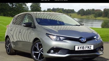 Begagnad Toyota Auris Hybrid Design 136 HK (100 kW) 2019 Halvkombi
