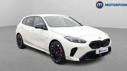 Begagnad BMW M135 300 HK (220 kW) 2025 Vit Halvkombi