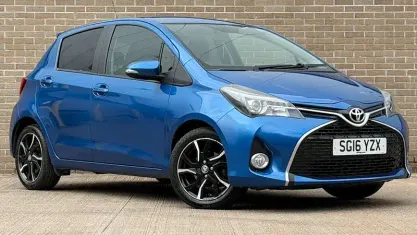 Begagnad Toyota Yaris Design 99 HK (72 kW) 2016 Blå Halvkombi