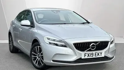 Used Volvo V40 Momentum 122 HP (89 kW) 2019 Silver Hatchback
