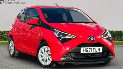 Used Toyota Aygo X-play 72 HP (52 kW) 2021 Red pop Hatchback