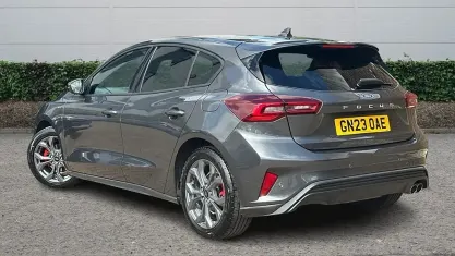 Begagnad Ford Focus ST-Line 125 HK (91 kW) 2023 Grå Halvkombi
