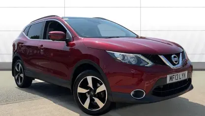 Used Nissan Qashqai N-Connecta 110 HP (80 kW) 2016 Red SUV