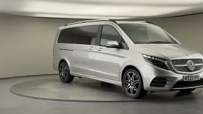 Usado Mercedes V220 AMG line 163 HP (119 kW) 2023 Prateado Monovolume