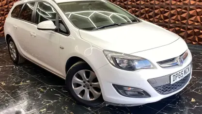 Used Vauxhall Astra Design Edition 116 HP (85 kW) 2015 White Estate