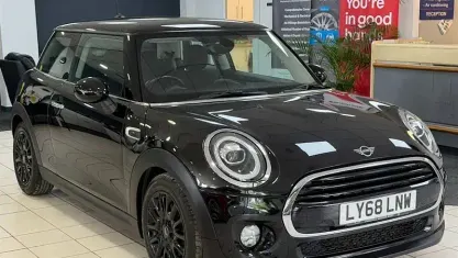Begagnad Mini Cooper Hatch 136 HK (100 kW) 2018 Svart Halvkombi