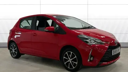 Begagnad Toyota Yaris 111 HK (81 kW) 2019 Röd Halvkombi