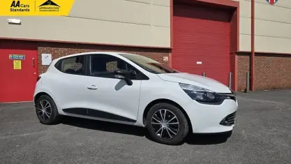Used Renault Clio Expression 73 HP (53 kW) 2014 White Hatchback