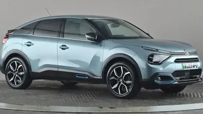 Begagnad Citroën e-C4 Shine 100 kW (136 HK) 2023 Blå Halvkombi