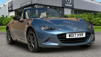 Usado Mazda MX5 Inclusive 131 HP (96 kW) 2017 Azul Cabrios