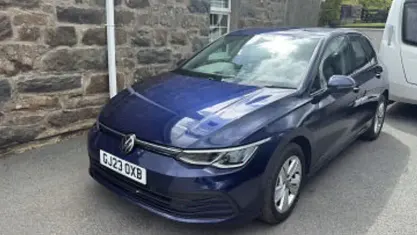 Second-hand VW Golf VIII Life 116 CP (85 kW) 2023 Albastru Hatchback