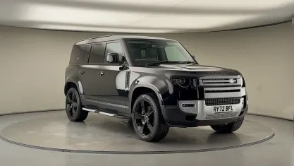 Used Land Rover Defender SE 300 HP (220 kW) 2023 Santorini black SUV