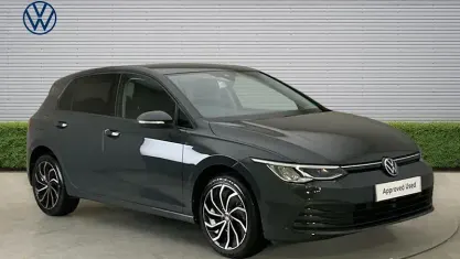 Begagnad VW Golf VIII Life 110 HK (80 kW) 2023 Halvkombi