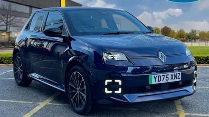 Used Renault 5 E-Tech Iconic 89 kW (122 HP) 2025 Hatchback