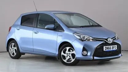 Used Toyota Yaris 101 HP (74 kW) 2016 Blue Hatchback