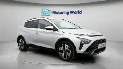 Usado Hyundai Bayon Premium 101 CV (74 kW) 2023 Plateado SUV