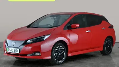 Begagnad Nissan Leaf Tekna 160 kW (218 HK) 2022 Röd Halvkombi