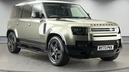Begagnad Land Rover Defender HSE Dynamic 300 HK (220 kW) 2024 Grön SUV