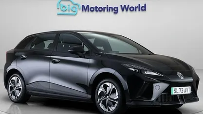 Begagnad MG MG4 EV SE 319 kW (435 HK) 2023 Svart Halvkombi