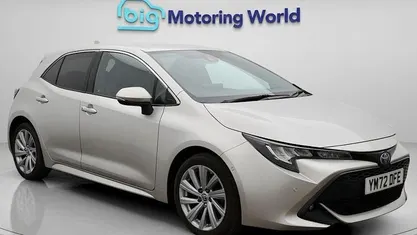 Begagnad Toyota Corolla Design 122 HK (89 kW) 2022 Silver Halvkombi