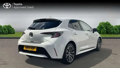 Used Toyota Corolla Design 122 HP (89 kW) 2019 White Hatchback