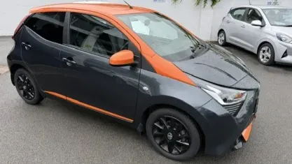 Used Toyota Aygo Edition 72 HP (52 kW) 2021 Graphite and orange Hatchback