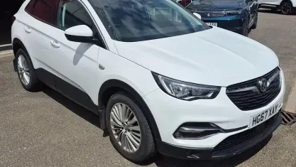 Used Vauxhall Grandland X S 131 HP (96 kW) 2018 White SUV