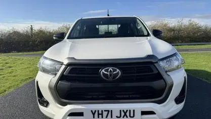Used Toyota HiLux Active 150 HP (110 kW) 2021 White Pickup