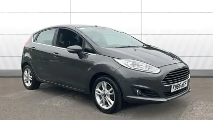 Usado Ford Fiesta Zetec 101 CV (74 kW) 2016 Gris Utilitario