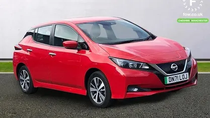 Begagnad Nissan Leaf Acenta 110 kW (150 HK) 2021 Röd Halvkombi