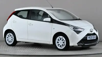 Used Toyota Aygo X-play 72 HP (52 kW) 2020 White Hatchback