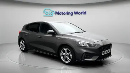 Begagnad Ford Focus ST-Line 125 HK (91 kW) 2020 Grå Halvkombi